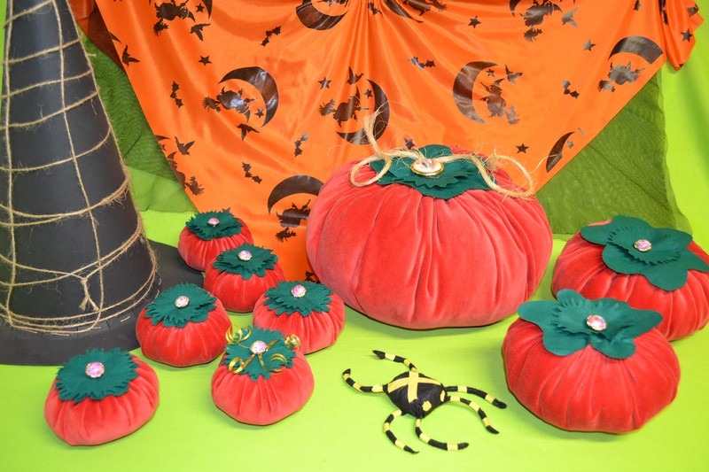 Ako vyrobiť tekvicu z látky – dekoráciu na Halloween, čierny, čarodejnícky klobúk, viac tekvíc, menších, väčších, pavúk
