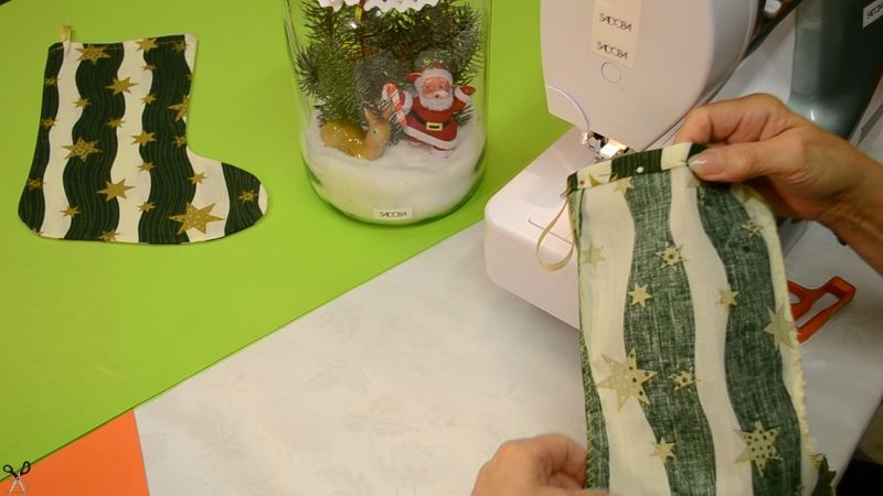 Vrchnú časť (cca 1 cm) zahneme na dvakrát a zošpendlíme. Nezabudni priložiť ku zadnému švu pútko na zavesenie.